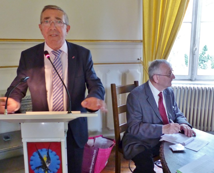 1_P1120937 (Clement).jpg - La parole est au président, devant le « bureau »...